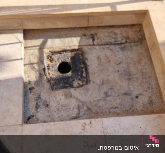 חור ברצפה עם חומר איטום מסביב